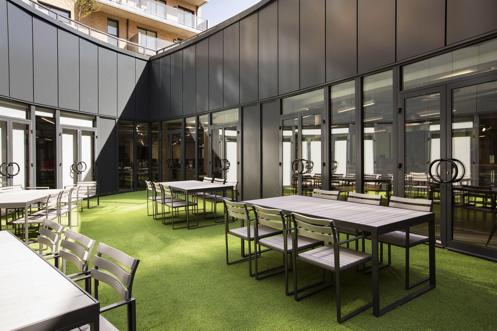Steal These Refreshing Synthetic Turf Trends for Your Office Space ...